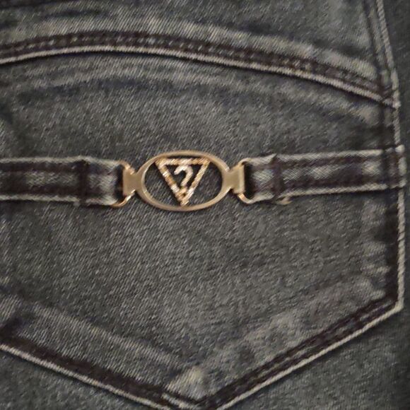 Guess jeans Women's size 29 or size 8 medium wash rhinestone emblem back pocket - Picture 4 of 5